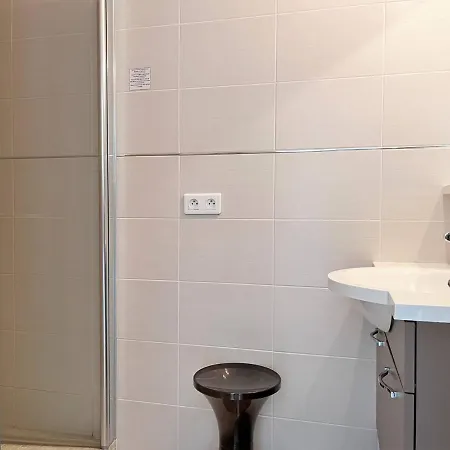 Familial Avec Piscine, Parking Et Climatisation Au Lavandou - Fr-1-251-439